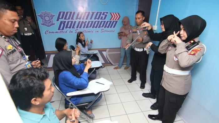 Suasana rangkaian pengurusan SIM bagi penyandang disabilitas tunarungu di Satpas Polresta Balikpapan, Selasa (15/8/2023).