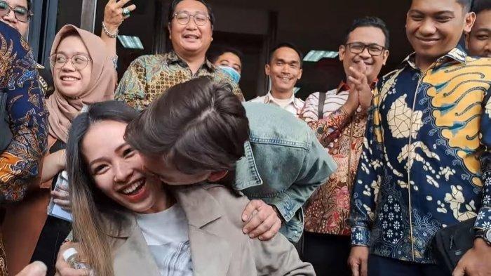 Rendy Kjaernett langsung mencium Lady Nayoan usai sepakat untuk rujuk di hari ulang tahun istri, Rabu (16/8/2023).