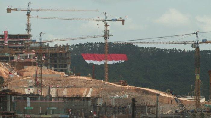 Bendera merah putih raksasa dibentangkan di Ibu Kota Negara, Penajam Paser Utara, Kalimantan Timur, Kamis (17/8/2023).