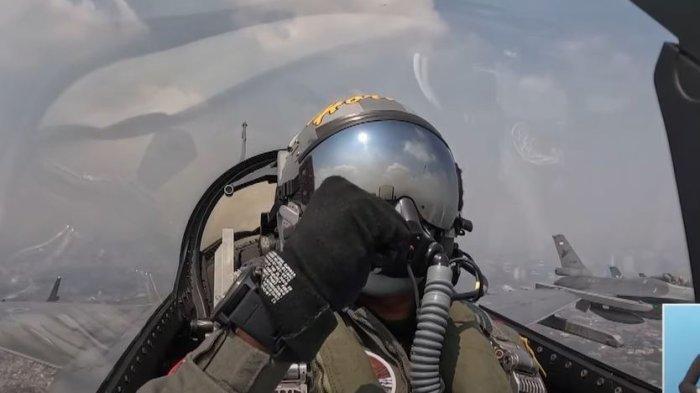 Seorang pilot TNI Angkatan Udara (AU) dari dalam kokpit pesawat tempur F-16 di ketinggian 1.000 kaki mengucapkan selamat Ulang Tahun ke-78 Kemerdekaan RI.