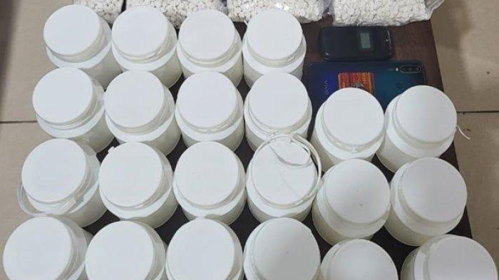 Ilustrasi wujud puluhan ribu Pil Double L. Obat ini terlarang karena membahayakan jika dikonsumsi.