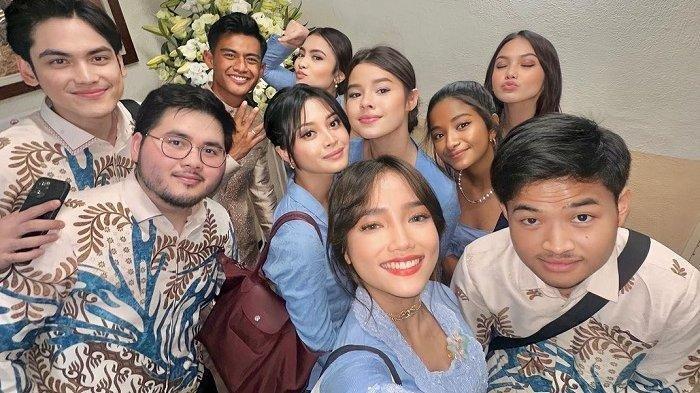Potret Pratama Arhan dan Azizah Salsha menikah bersama bridesmaid.