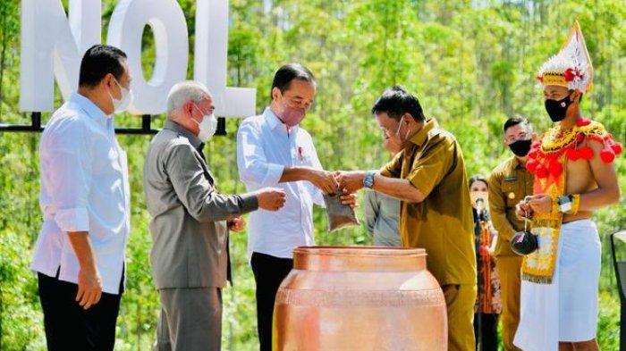 Wisata Kaltim meningkat dampak IKN Nusantara, Presiden Joko Widodo saat ritual Kendi Nusantara di Ibu Kota Nusantara (IKN) pada Senin (14/3/2022) didampingi Gubernur Kaltim Isran Noor. Ritual penyatuan tanah dan air dari 34 provinsi di Indonesia.