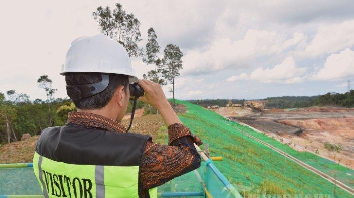 Presiden Joko Widodo tinjau proyek tol IKN Nusantara.