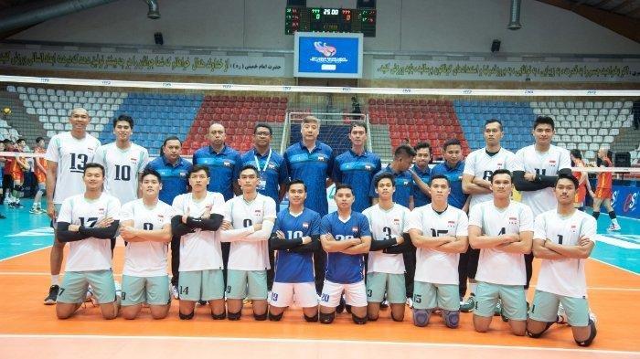 Skuad Timnas voli putra Indonesia saat berlaga di AVC Championship 2023 sebelum melawan China di Urmia, Iran, Sabtu (19/8/2023). Jadwal voli putra hari ini menyuguhkan pertandingan 12 besar AVC Championship 2023 antara Indonesia vs Korea Selatan, Rabu (23/8/2023) live MOJI TV