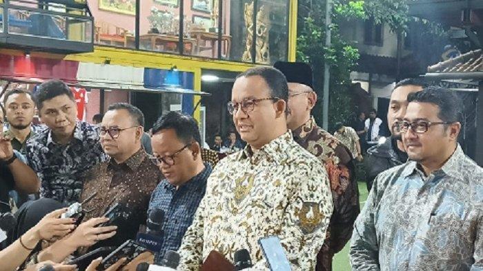 Anies Baswedan selepas menemui Ketua Majelis Tinggi Partai Demokrat Susilo Bambang Yudhoyono (SBY) di Kediaman SBY di Cikeas, Jawa Barat pada Jumat (25/8/2023) malam.