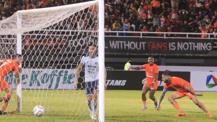 GOL-Bek Borneo FC Samarinda Diego Mitchels menyundul bola masuk ke gawang luput dari penjaga gawang Persita, Arditya Harlan, pada pertandingan Liga 1 di Stadion Segiri Samarinda Kalimantan Timur, Jumat (25/8/2023). TRIBUNKALTIM.CO/NEVRIANTO