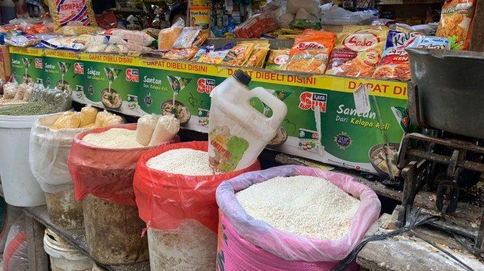 Potret toko jualan Ema, selaku pedagang beras di Pasar Klandasan, Kota Balikpapan, Kalimantan Timur.