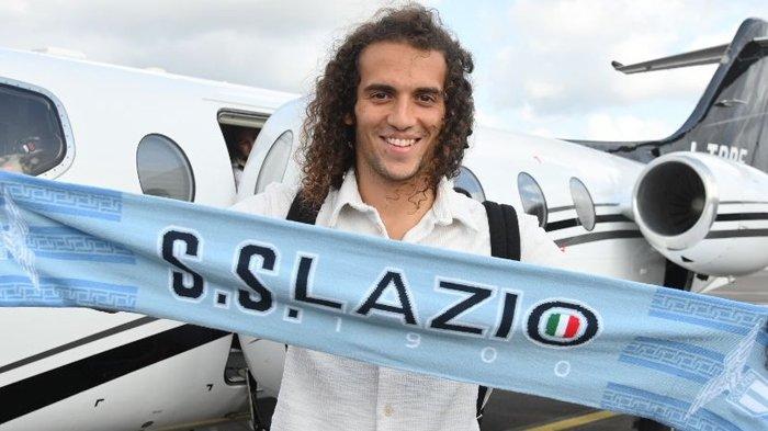 Matteo Guendouzi membentangkan syal Lazio saat mendarat di Bandara Ciampino, Roma, Italia, Rabu (30/8/2023).
