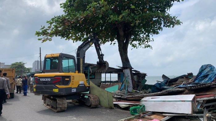 Kegiatan pembongkaran lapak pedagang pinggir pantai di kawasan Pasar Klandasan Kota Balikpapan, Kalimantan Timur, Rabu (6/9/2023). Adapun terkait objek perkara Cemara Rindang antara Pemkot Balikpapan dan ahli waris sepakat memutuskan perjanjian.