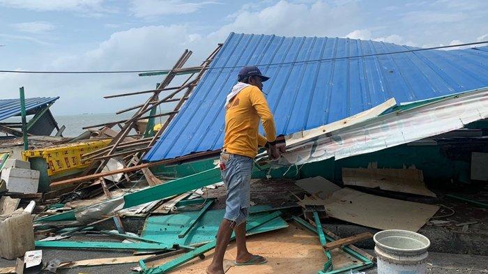 Pembongkaran bangunan semi permanen atau lapak pedagang di pinggir pantai kawasan Pasar Klandasan, Kota Balikpapan, Kalimantan Timur. TRIBUNKALTIM.CO/ARY NINDITA