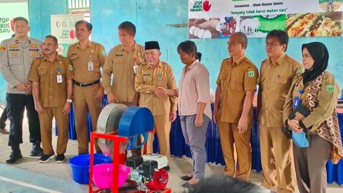 Mewakili Bupati Kubar FX Yapan, Asisten II Sekkab Kubar, Rakhmat (enam kanan) bersama Kepala Dinas Ketapang Kubar, Rion (lima kanan) dan pejabat di lingkungan Pemkab Kubar menyerahkan bantuan mesin sawut singkong kepada Kelompok Wanita Tani secara simbolis di Kantor Kepala Kampung Sakaq Latoq, Kecamatan Mook Manaar Bulatn. TRIBUNKALTIM.CO/ZAINUL