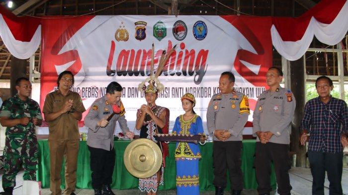 Kapolres Mahulu, AKBP Anthony Rybok, meresmikan Kampung Bersih dari Narkoba di Kabupaten Mahakam Ulu, Provinsi Kalimantan Timur. Kegiatan seremonial ini dilangsungkan di Lamin Adat Long Bagun Ulu, Kecamatan Long Bagun, Kabupaten Mahakam Ulu, Selasa 5 September 2023.