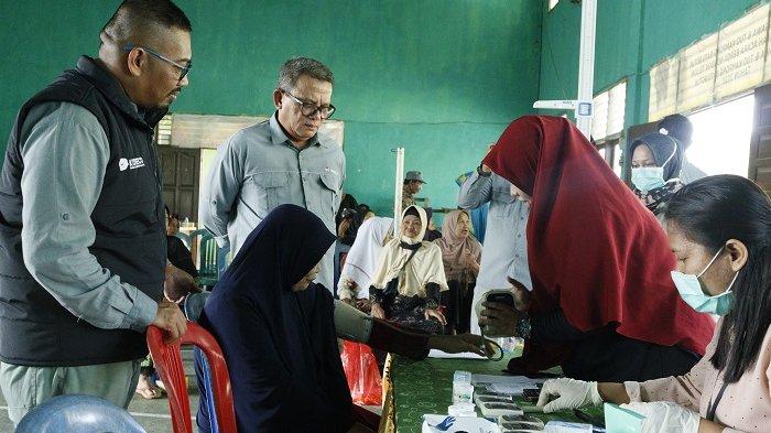 Dalam rangka ulang tahun Kideco ke41 Program Pemeriksaan Kesehatan Kepada Lansia - Masyarakat Desa Batu Botuk, Kabupaten Paser.