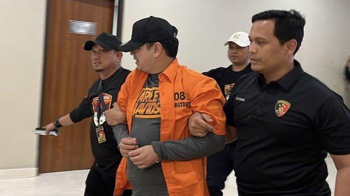 Tersangka kasus kepemilikan senjata api ilegal Dito Mahendra tiba di Mabes Polri pada Jumat (8/9/2023) sore.