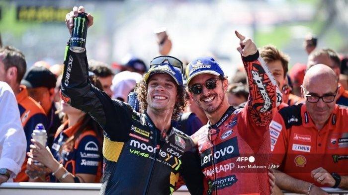 Pembalap Ducati Francesco Bagnaia dan Pembalap Mooney VR46 Racing Team Marco Bezzecchi (CL) merayakan tempat pertama dan ketiga mereka masing-masing setelah memenangkan Grand Prix MotoGP Austria di arena pacuan kuda Red Bull Ring di Spielberg bei Knittelfeld, Austria, pada 20 Agustus 2023.