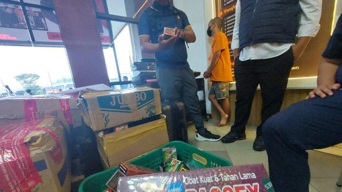 M. Akiyat (baju pesakitan) dan puluhan boks berisi ribuan saschet obat kuat tanpa izin edar saat dihadirkan di Mapolresta Samarinda, Senin (11/9/2023).