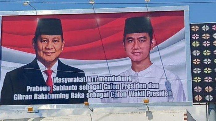 CAPRES CAWAPRES 2024 - Baliho besar berukuran 5 x 5 meter yang menampilkan wajah Prabowo Subianto dan Gibran Rakabuming terpampang di pusat kota Labuan Bajo, Kabupaten Manggarai Barat, NTT. Terjawab sudah kapan pendaftaran capres cawapres 2024, cek jadwal dan batas usia capres 2024 sesuai putusan MK terbaru.