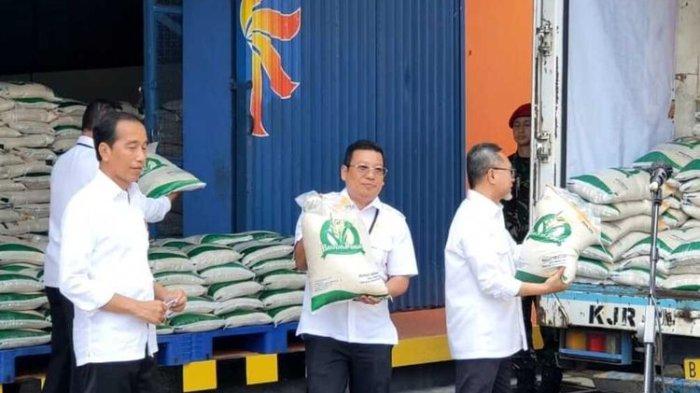 Presiden Joko Widodo (Jokowi) menyalurkan bantuan sosial (bansos) ribuan ton beras di Gudang Bulog, Kecamatan Kartasura, Kabupaten Sukoharjo, Jawa Tengah, pada Senin (10/4/2023).