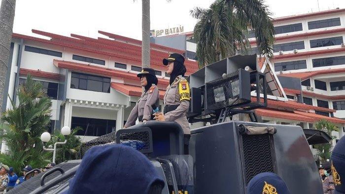 Dari halaman Kantor BP Batam, Danton Negosiator Aksi Unjuk Rasa Warga Rempang, Ipda Eli (kanan) mengingatkan agar massa tetap menyampaikan aspirasinya secara tertib, Senin (11/9/2023)