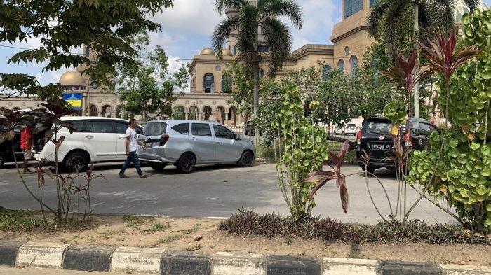 Dinas Perhubungan Kota Samarinda akan mengarahkan parkir kendaraan yang semula berada di Jalan Anggi Samarinda, Kalimnatan Timur menjadi parkir di Taman Bebaya.