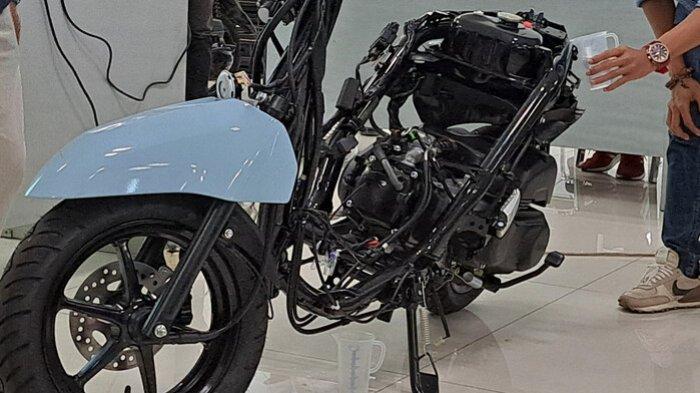 Proses penuangan air ke dalam Rangka Motor Yamaha Fazzio