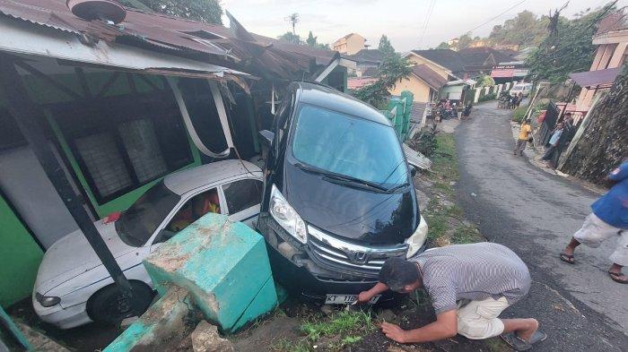 Potret mobil Honda Freed yang diduga tergelincir lantaran jalan licin dan menabrak sebuah rumah di Jalan Suwandi, Samarinda, Kalimantan Timur pada Senin (18/9/2023). Kondisi mobil Honda Freed itu juga tak jauh beruntung. Sebab mengalami kerusakan parah pada bagian belakang dan sisi samping kiri mengalami penyok.