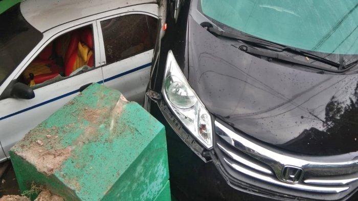 Potret mobil Honda Freed yang diduga tergelincir lantaran jalan licin dan menabrak sebuah rumah di Jalan Suwandi, Samarinda, Kalimantan Timur pada Senin (18/9/2023). Kondisi mobil Honda Freed itu juga tak jauh beruntung. Sebab mengalami kerusakan parah pada bagian belakang dan sisi samping kiri mengalami penyok.