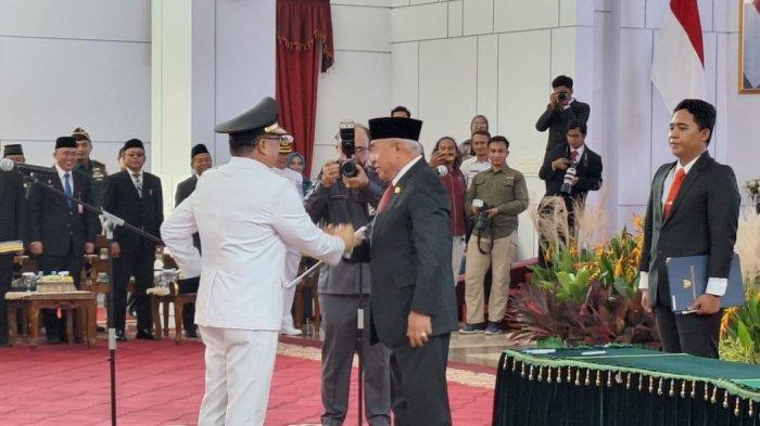 Gubernur Kaltim, Isran Noor melantik Penjabat (Pj) Bupati Penajam Paser (PPU) Makmur Marbun pengganti Hamdam Pongrewa yang sudah habis masa jabatannya per 19 September 2023, di Lamin Odah Etam, Kompleks Kantor Gubernur Kaltim di Kota Samarinda, Kalimantan Timur pada Selasa (19/9/2023).