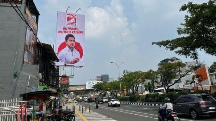 Baliho dukungan untuk Kaesang Pangarep sebagai Calon Wali Kota Depok 2024 dari Partai Solidaritas Indonesia (PSI) di Jalan Raya Margonda, Kota Depok, Jawa Barat, Senin (22/5/2023). Sosok mirip putra Presiden Joko Widodo (Jokowi), Kaesang Pangarep muncul dalam reels Instagram Partai Solidaritas Indonesia (PSI) pada Rabu (20/9/2023).