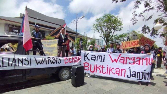 Suasana unjuk rasa di depan Kantor Walikota Balikpapan, Kamis (21/9/2023). Mereka menuntut agar persoalan banjir yang mendera mereka dapat segera diatasi, sebagaimana dijanjikan Walikota Balikpapan.