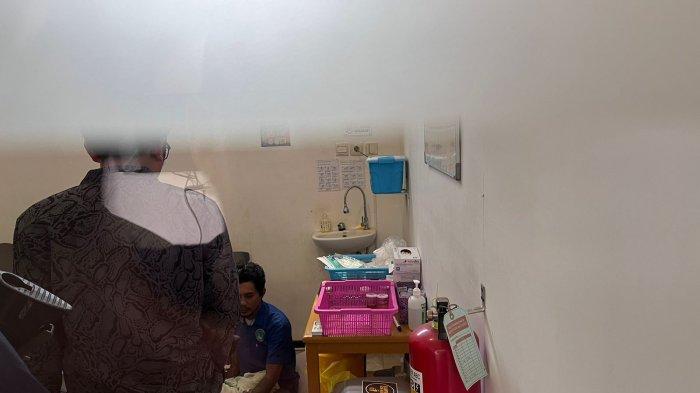 Tersangka Dono (baju biru) menjalani pemeriksaan di salah satu ruangan di Kantor BNNK Bontang, Jumat (22/9/2023).
