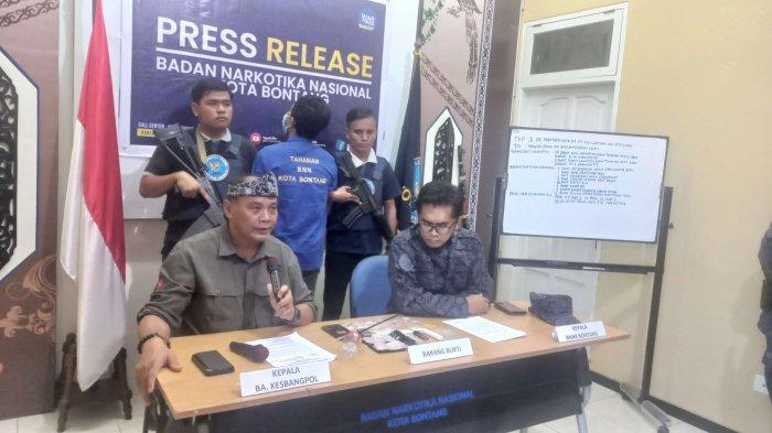 BNNK Bontang merilis pengungkapan peredaran sabu, dengan seorang tersangka berinisial Yo, Jumat (22/9/2023). Saat digeledah petugas menemukan barang bukti barang haram sabu seberat 35,1 gram, yang dibungkus dalam 38 poket kecil, 3 poket sedang.