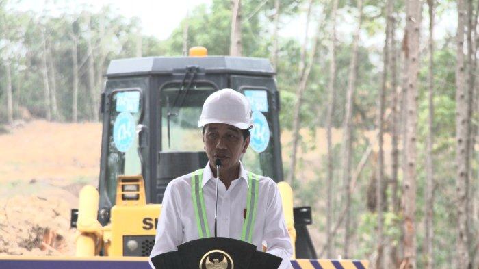 Presiden Jokowi resmi telah melakukan peletakan batu pertama atau grounbreaking Training Center PSSI di kawasan Ibu Kota Nusantara atau IKN, Kalimantan Timur, Jumat (22/9/2023).