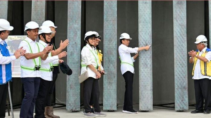 Presiden Jokowi melakukan pemasangan bilah pertama Garuda di Kantor Presiden IKN hari ini, Jumat (22/9/23)
