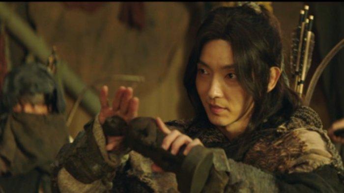 Lee Joon Gi yang berperan sebagai Eunseom dalam drakor Arthdal Chronicles season 2.