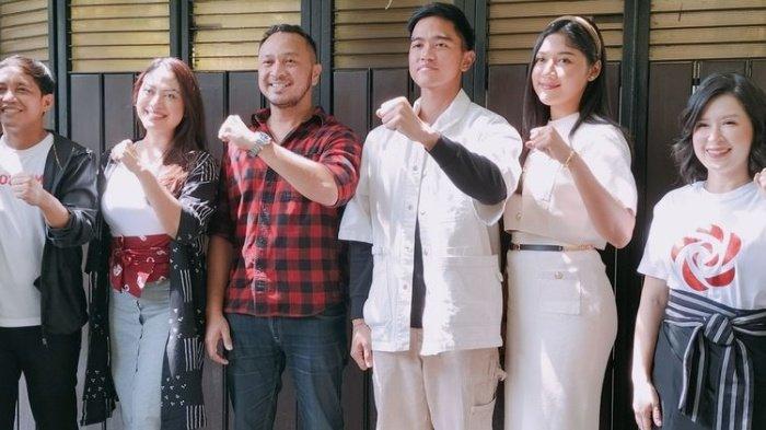 Potret kebersamaan Kaesang Pangarep dan Erina Gudono bersama Petinggi Partai Solidaritas Indonesia di Kediaman Presiden Jokowi, Kota Solo, Jawa Tengah, pada Sabtu (23/9/2023). Berikut 6 poin pernyataan Kaesang setelah resmi gabung PSI, sebut sudah izin Jokowi. Respon Ganjar Pranowo soal bergabungnya Kaesang ke PSI.