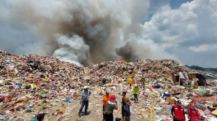 Situasi terkini TPA Bukit Pinang Samarinda yang mendadak terbakar, Minggu (24/9/2023). TRIBUNKALTIM.CO/RITA LAVENIA