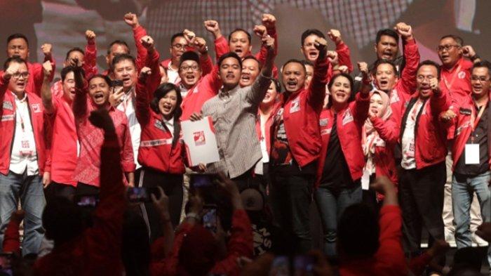 Kaesang Pangarep Pakai Kemeja Kotak-kotak Khas Jokowi saat Dikukuhkan Jadi Ketua Umum PSI, Ketua Umum Partai Solidaritas Indonesia (PSI) Kaesang Pangarep bersama Pengurus PSI lainnya saat acara Kopdarnas Deklarasi Sikap Politik PSI di Jakarta, Senin (25/9/2023). Dalam acara tersebut PSI mengangkat Kaesang Pangarep sebagai Ketua Umum PSI menggantikan Giring Ganesha. TRIBUNNEWS/IRWAN RISMAWAN.