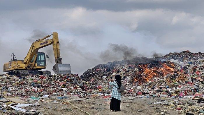 Lokasi TPA Bukit Pinang siang ini masih terbakar. Terpantau kobaran api muncul di tengah teriknya cuaca, Senin (25/9/2023).