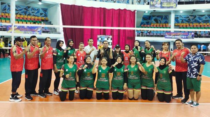 Tim voli ball putri perwakilan Kalimantan Timur (kostum hijau) foto bersama Bupati Kutai Barat FX Yapan (baju hitam) selaku Manager Tim usai mengamankan tiket menuju PON Aceh Sumut setelah menumbangkan tim voli ball putri perwakilan Kalimantan Utara pada babak kualifikasi Pra PON XXI Aceh Sumut 2024 zona Kalimantan.