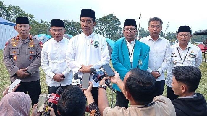 Presiden Jokowi usai meresmikan pembukaan Jambore Nasional Dai Desa Madani Persaudaraan Muslimin Indonesia (PARMUSI), di Cianjur, Jawa Barat, Selasa, (25/9/2023).