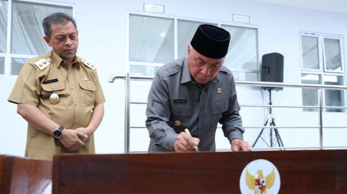Gubernur Isran Noor saat menandatangani prasasti tanda diresmikannya gedung yang telah selesai dilakukan pembangunan di dampingi Wagub Hadi Mulyadi beserta jajaran Pemprov Kaltim, Selasa (26/9/2023).