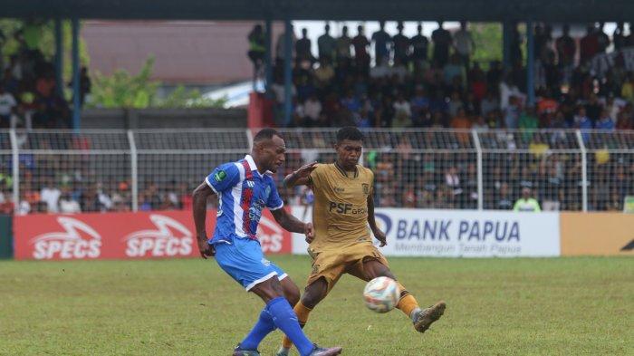 Persiba Balikpapan menderita kekalahan telak 0-3 dari PSBS Biak dalam lanjutan Liga 2, Rabu (27/9/2023). Ini mencatatkan kekalahan ketiga dalam empat pertandingan awal musim. PSBS Biak meraih tujuh poin dari empat pertandingan dengan penampilan mengesankan. Pelatih Persiba, Nil Maizar, mengakui kurangnya fokus timnya dan berencana melakukan evaluasi menyeluruh untuk pertandingan berikutnya melawan Kalteng Putra pada 7 Oktober.