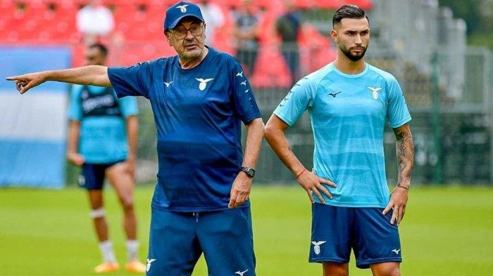 Maurizio Sarri dan Taty Castellanos dalam sesi latihan Lazio. Jelang big match Liga Italia Serie A antara AC Milan vs Lazio, siapakah yang akan dipilih Sarri sebagai starter di lini depan, Ciro Immobile atau Taty Castellanos?