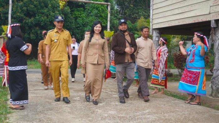 Kepala Dinas Pariwisata Kutai Barat, Yuyun Diah Setyorini (dua kiri) didampingi Camat Linggang Bigung, Kristian (kiri) bersama tim penilaian Pokdarwis Kaltim di Lamin Melapeh, Kampung Linggang Melapeh, Kecamatan Linggang Bigung. TRIBUNKALTIM.CO/ZAINUL