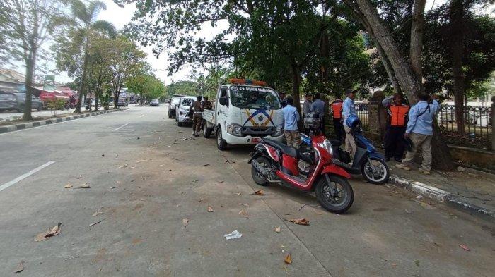 Dishub kembali bersihkan parkir di Jalan Anggi Samarinda, Kalimantan Timur pada Senin (2/10/2023).