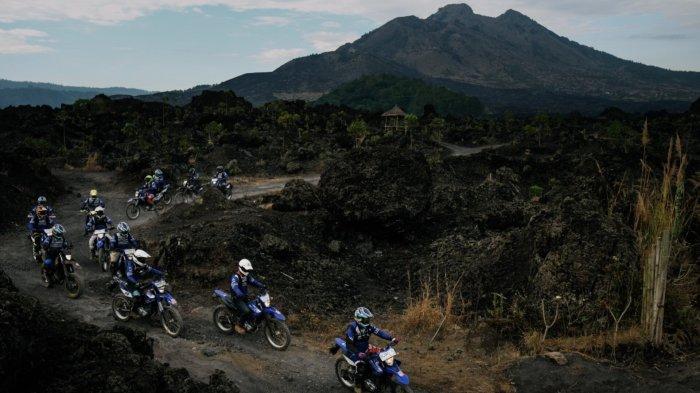Hamparan pasir hitam, bebatuan, tanah bumpy, tanjakan terjal dan jalur offroad lainnya mampu dilewati dengan ketangguhan WR 155 R yang dibekali beragam fitur dan teknologi unggulan