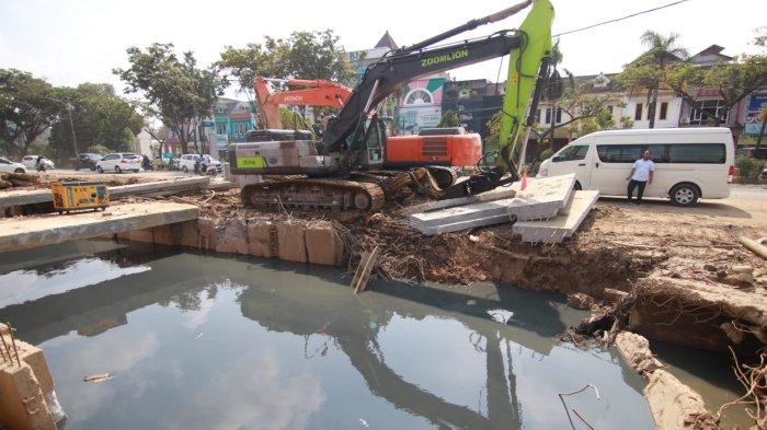 Pengerjaan saluran sekunder Balikpapan Baru atau tepatnya di depan Kantor Telkom, MT Haryono, Kota Balikpapan, yang menjadi bagian dari proyek DAS Ampal.TRIBUNKALTIM.CO/DWI ARDIANTO