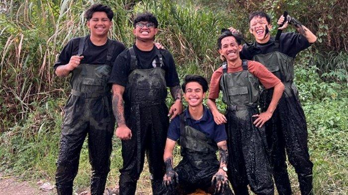 Pandawara Group terdiri dari lima pemuda asal Bandung yang merupakan teman satu SMA.